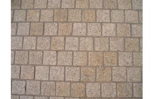Pavé granit beige bouchardé/scié et côtés clivés - prix au m²